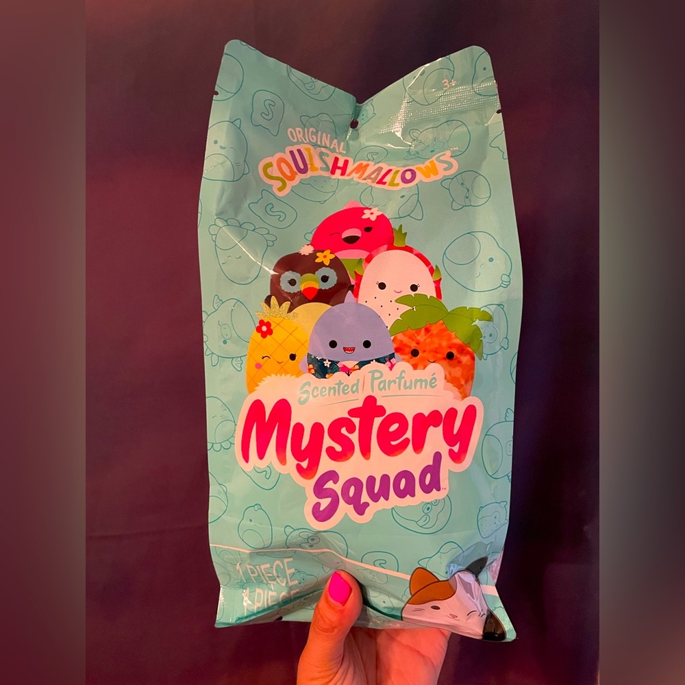 SQUISHMALLOWS scented tropical 8” mystery squad